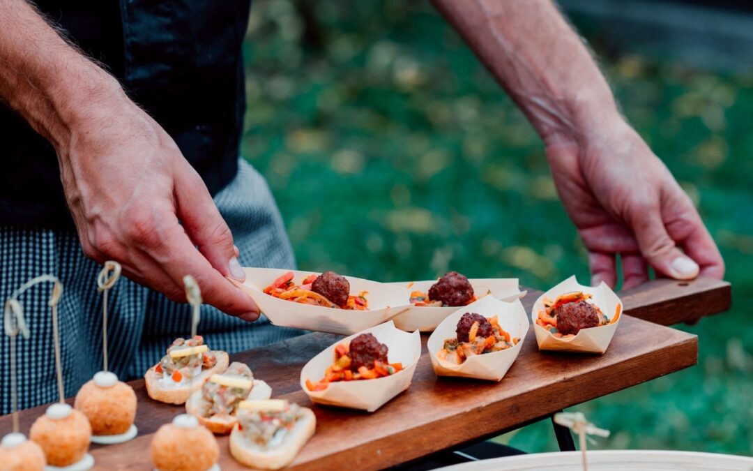 Transformez vos réunions d’entreprise avec des plateaux apéritifs traiteur