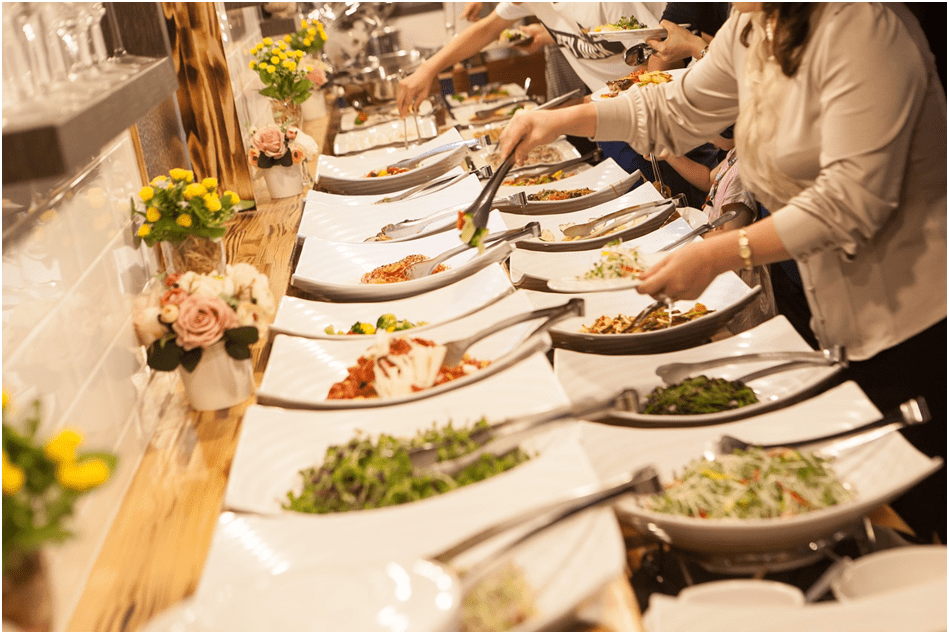 Découvrez les coulisses : que fait vraiment un traiteur ?