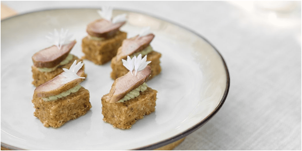 Traiteur petit four salé : comment choisir les saveurs pour surprendre vos invités ?