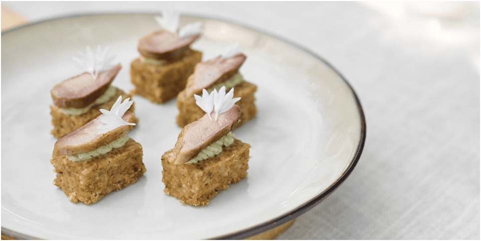 Traiteur petit four salé : comment choisir les saveurs pour surprendre vos invités ?