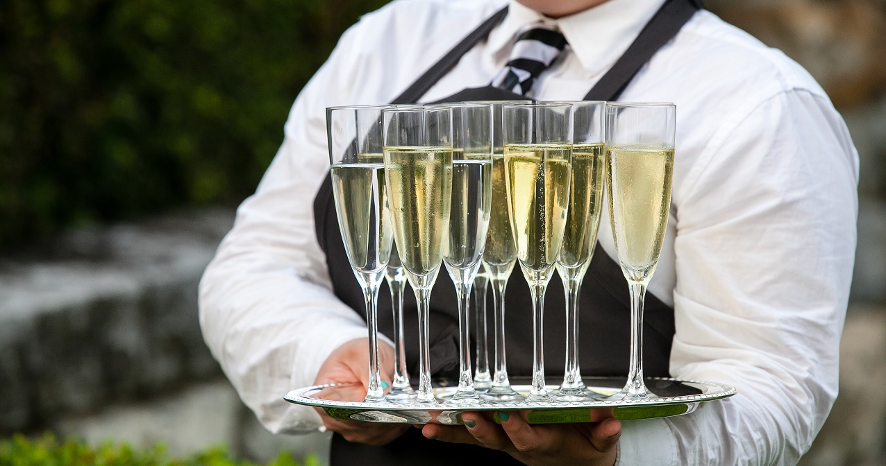 serveur avec champagne serveur avec champagne