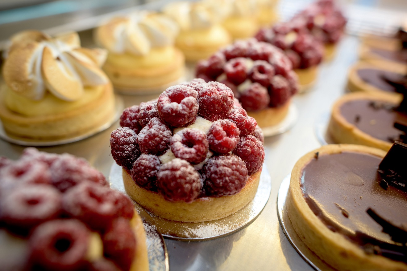 plateaux de petites patisseries pour un mariage