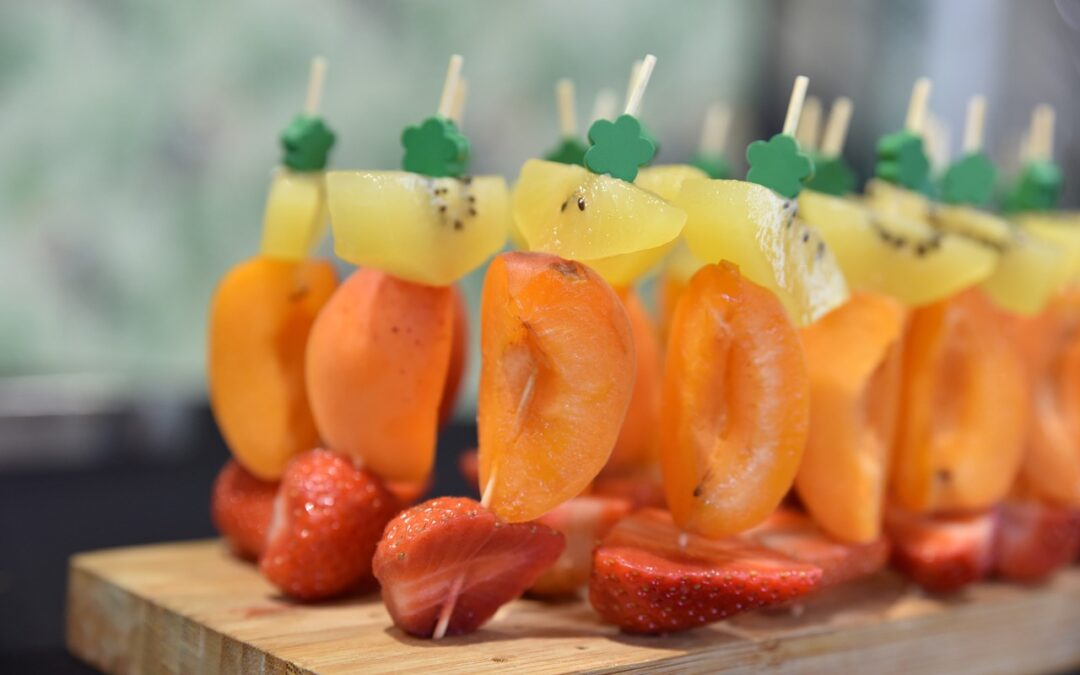 Brochettes de fruits traiteur : des douceurs colorées pour sublimer vos événements