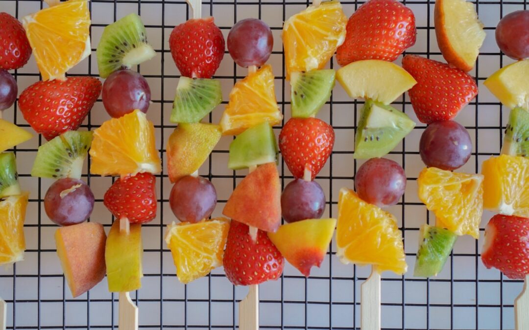 Brochettes de fruits traiteur : des douceurs colorées pour sublimer vos événements